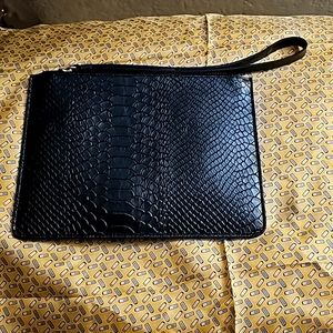 Punto Fibbia Wristlet